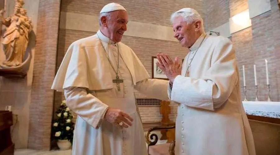 El Papa Francisco y Benedicto XVI en un encuentro de 2017. Foto: Vatican Media