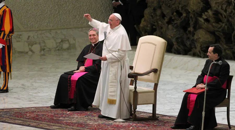 Papa Francisco hoy en audiencia con fieles de Cassano all'Jonio. Foto: Bohumil Petrik / ACI Prensa.?w=200&h=150