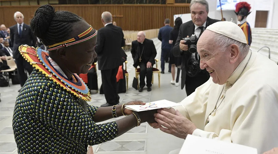 Papa Francisco con la campeona mundial Tegla Loroupe. Crédito: Vatican Media