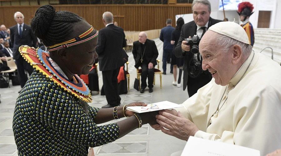 Papa Francisco con la campeona mundial Tegla Loroupe. Crédito: Vatican Media?w=200&h=150