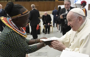 Papa Francisco con la campeona mundial Tegla Loroupe. Cru00e9dito: Vatican Media 