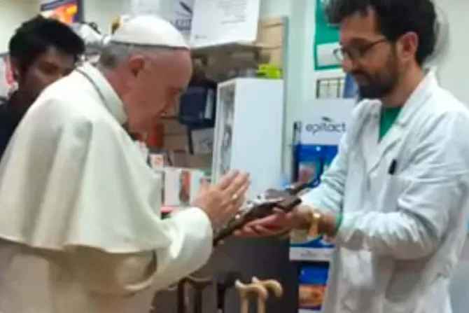VIDEO: Papa Francisco “se escapa” del Vaticano para comprarse zapatos nuevos