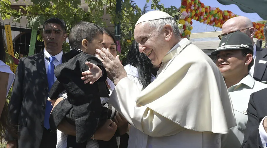 El Papa Francisco bendice a un niño al llegar al Centro Penitenciario Femenino en Santiago de Chile, Foto: Vatican Media