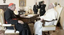 El Papa Francisco con el Cardenal George Pell (foto de archivo). Crédito: Vatican Media.