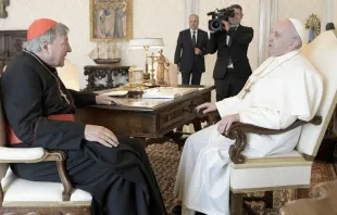 El Papa Francisco con el Cardenal George Pell (foto de archivo). Crédito: Vatican Media. 