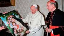 El Papa Francisco recibe un cuadro de Santa Rosa de Lima como regalo, en audiencia con el Cardenal Juan Luis Cipriani en 2014. Foto: Arzobispado de Lima.