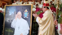En la Misa por sus 50 años de sacerdote, el Cardenal Rivera recibe un cuadro del Papa Francisco. Crédito: Facebook SIAME