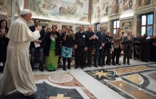 Papa Francisco en audiencia con Consejo de Representaciu00f3n y personal de Cu00e1ritas Internationalis. Foto: L'Osservatore Romano. 