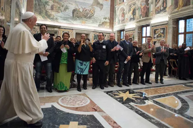 Superar la indiferencia y aprender el arte de la solidaridad, alienta el Papa
