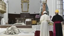 El Papa Francisco visita la Catedral de Camerino dañada por terremoto. Foto: Vatican Media / ACI