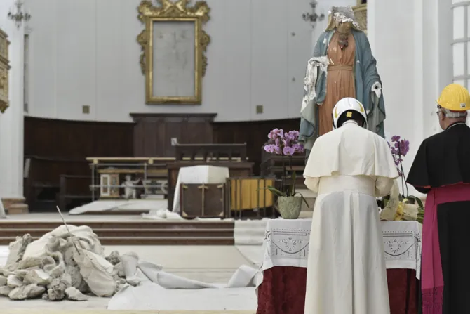 [FOTOS] Así fue la visita del Papa a la zona afectada por el terremoto en Italia central