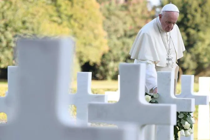 Día de los fieles difuntos: Papa Francisco pide rezar por las víctimas del COVID-19