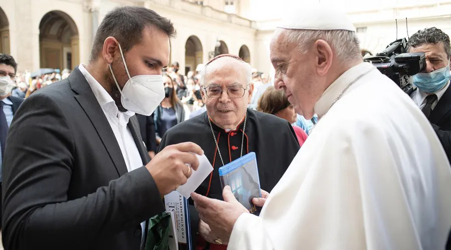 Pablo Moreno, director de la película "Claret", entrega una copia al Papa Francisco, junto al Cardenal Aquilino Bocos. Crédito: Vatican Media. ?w=200&h=150