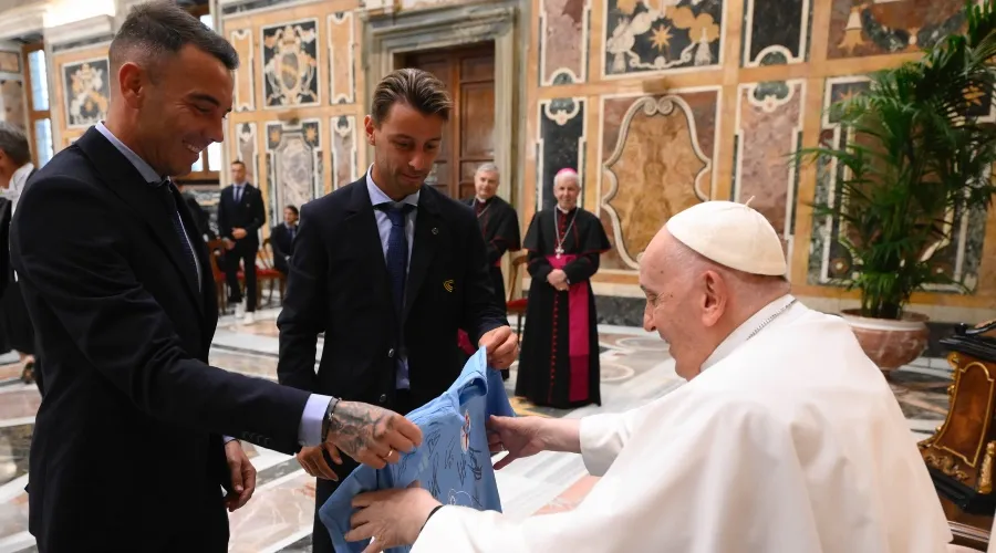 El Papa Francisco recibió en audiencia a los futbolistas del Real Club Celta de Vigo, de España. Crédito: Vatican Media.?w=200&h=150