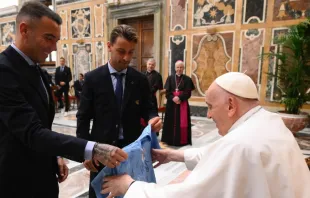 El Papa Francisco recibió en audiencia a los futbolistas del Real Club Celta de Vigo, de España. Crédito: Vatican Media. 