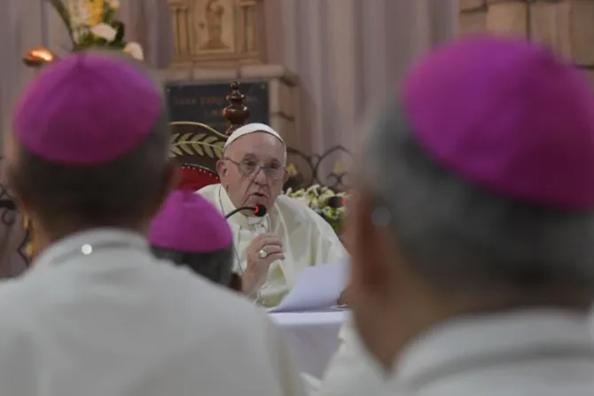 El Papa Francisco explica a Obispos: “El verdadero pastor no exige más de la cuenta”