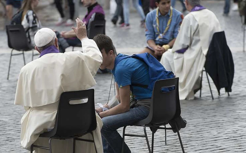 Imagen referencial. Papa Francisco confesando a jóvenes en 2019. Foto: Vatican Media?w=200&h=150