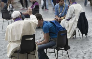 Imagen referencial. Papa Francisco confesando a ju00f3venes en 2019. Foto: Vatican Media 