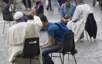 Imagen referencial. Papa Francisco confesando a jóvenes en 2019. Foto: Vatican Media