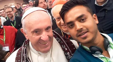 Joven pakistaní que se hizo selfie viral con el Papa, será sacerdote