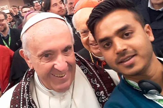 Joven pakistaní que se hizo selfie viral con el Papa, será sacerdote