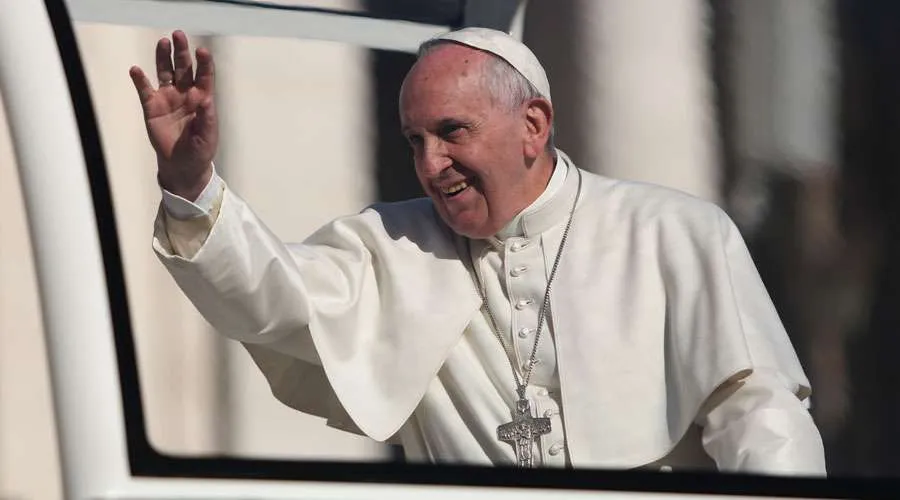 El Papa Francisco saluda desde el papamóvil. Foto: Daniel Ibáñez / ACI Prensa