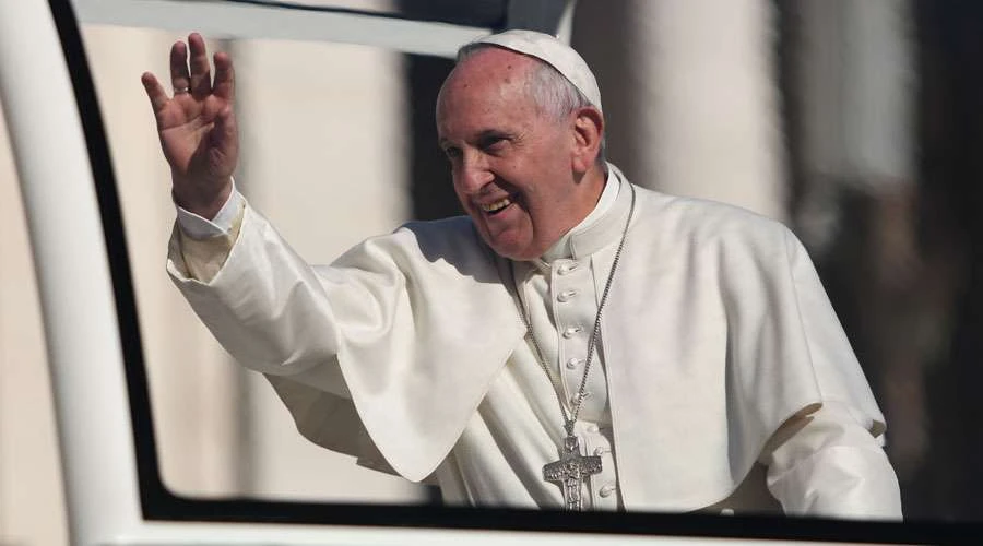 El Papa Francisco saluda desde el papamóvil. Foto: Daniel Ibáñez / ACI Prensa?w=200&h=150