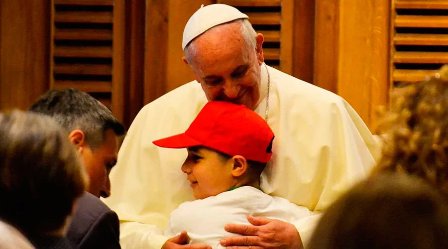 Enseñen a los niños a hacer bien el signo de la cruz, exhorta el Papa Francisco [VIDEO]