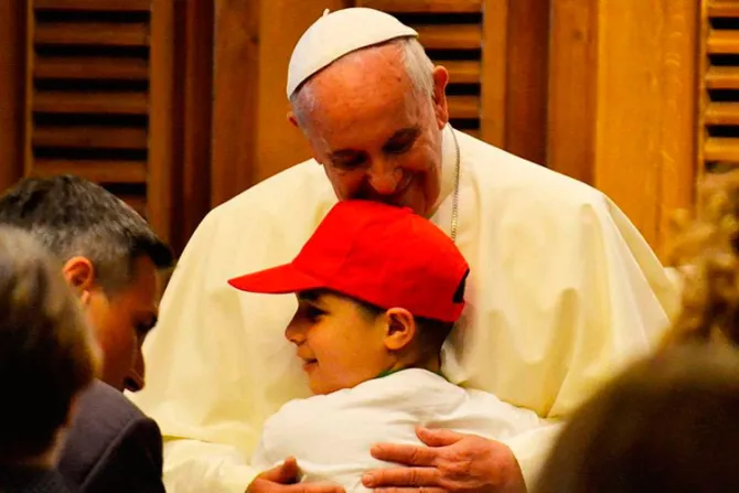 Enseñen a los niños a hacer bien el signo de la cruz, exhorta el Papa Francisco [VIDEO]