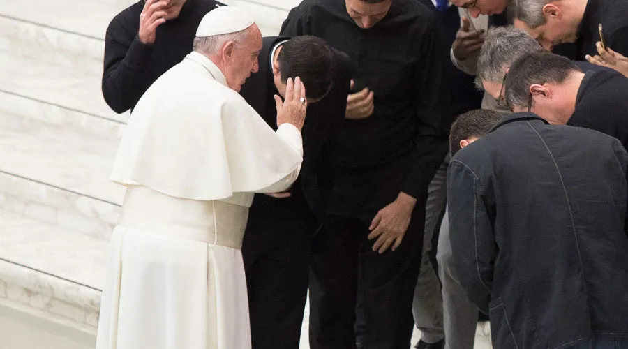 El Papa Francisco bendice a un grupo de fieles en el Aula Pablo VI en el Vaticano. Foto: Daniel Ibáñez (ACI Prensa)?w=200&h=150