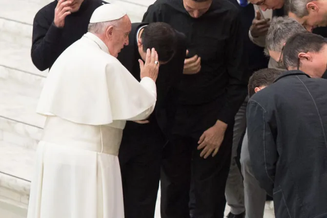 VIDEO: Papa Francisco visita por sorpresa centro para ciegos en Viernes de Misericordia