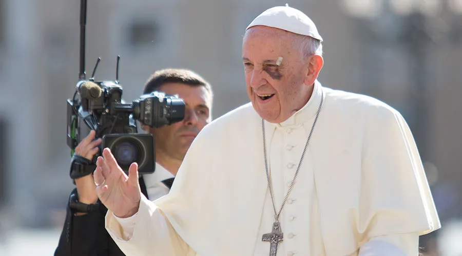 “Yo no estoy preocupado”: El mensaje de calma del Papa Francisco tras golpe en Colombia