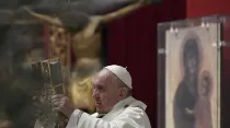 Papa Francisco con las Sagradas Escrituras. Foto: Vatican Media