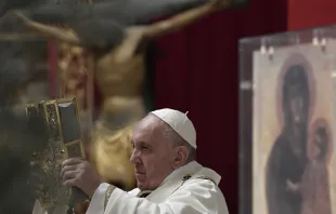 Papa Francisco con las Sagradas Escrituras. Foto: Vatican Media 