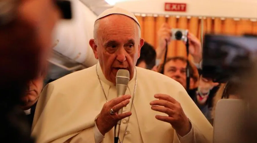 El Papa Francisco en el avión de regreso de Armenia a Roma. Foto: Edward Pentin (ACI Prensa)