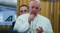 Papa Francisco en vuelo de Egipto al Vaticano. Foto: Edward Pentin / ACI Prensa.
