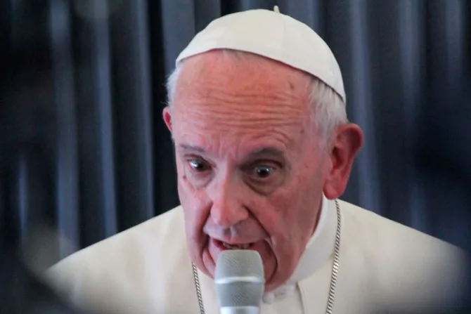 TEXTO COMPLETO: Rueda de prensa del Papa Francisco en el avión de Fátima a Roma