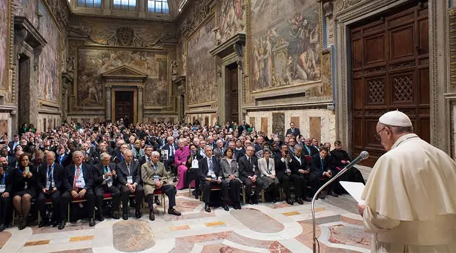 Papa Francisco en audiencia con miembros de la Asociación de Empresarios Católicos. Foto: L'Osservatore Romano.?w=200&h=150