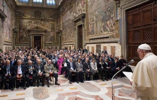 Papa Francisco en audiencia con miembros de la Asociaciu00f3n de Empresarios Catu00f3licos. Foto: L'Osservatore Romano. 