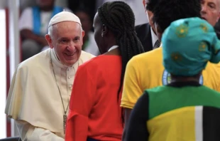 El Papa Francisco con ju00f3venes de Mozambique. Foto: Vatican Media 
