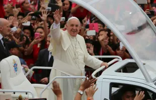 El Papa Francisco llegando al encuentro con los jovenes de Filipinas. Foto Alan Holdren / ACI Prensa 
