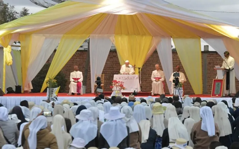 El Papa Francisco en el encuentro con sacerdotes y religiosas de Madagascar. Foto: Vatican Media?w=200&h=150