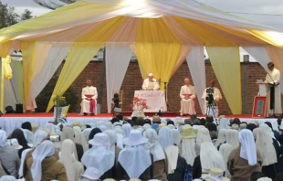 El Papa Francisco en el encuentro con sacerdotes y religiosas de Madagascar. Foto: Vatican Media 