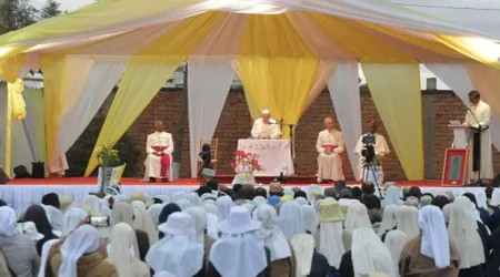 El Papa pide a sacerdotes y religiosas vencer a Satanás para no perder “alegría misionera”