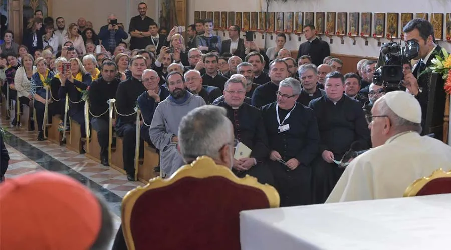Papa Francisco en encuentro con sacerdotes, seminaristas, religiosos y agentes pastorales en Georgia. Foto: L'Osservatore Romano.