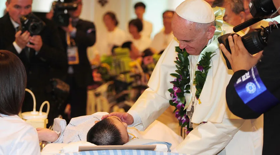 Papa Francisco bendice a enfermo en Corea del Sur. Foto: Preparatory Committee for the 2014 Papal Visit to Korea?w=200&h=150