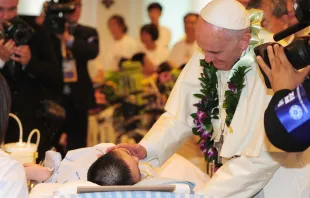 Papa Francisco bendice a enfermo en Corea del Sur. Foto: Preparatory Committee for the 2014 Papal Visit to Korea 
