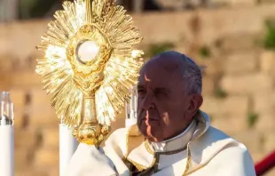 Imagen referencial. Papa Francisco con el Santísimo Sacramento en 2019. Foto: Daniel Ibáñez / ACI Prensa 