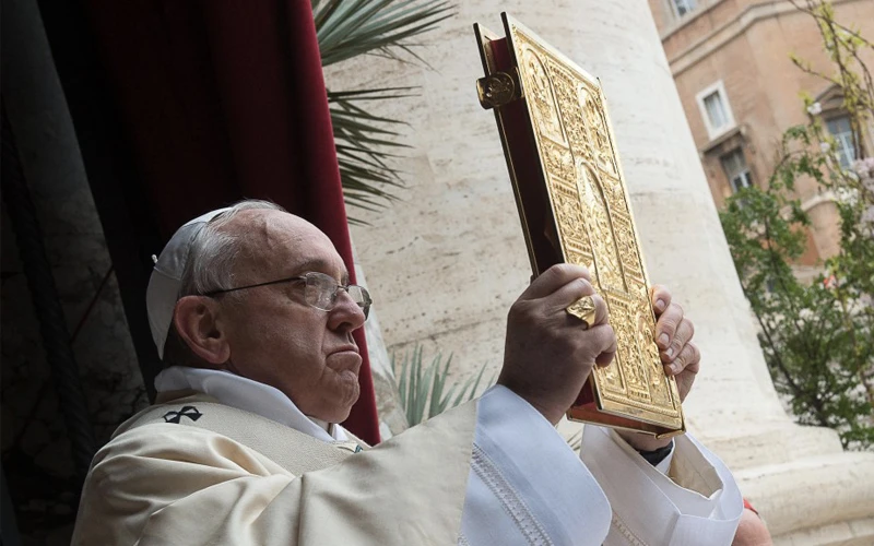 Imagen referencial. Papa Francisco muestra Evangelio. Foto: Vatican Media?w=200&h=150