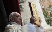 El Papa Francisco muestra el Evangelio durante un Domingo de Pascua. Foto: Vatican Media